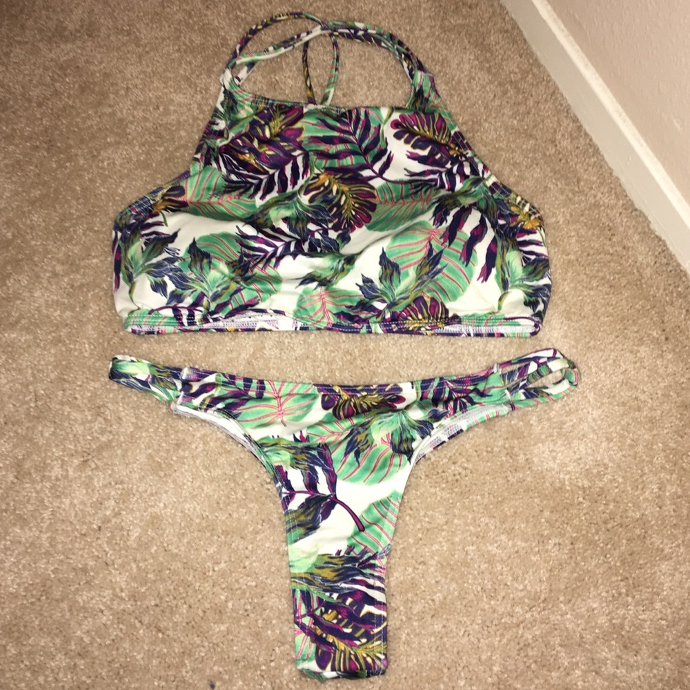 Roxy Swimsuit - Picture 1 of 8